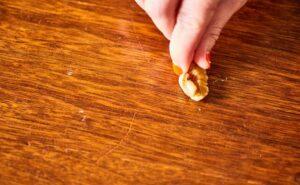 xử lý vết trầy xước gỗ